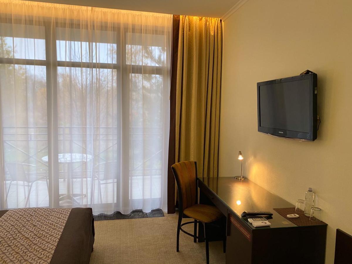 Park-Hotel Kidev Чубинское Экстерьер фото
