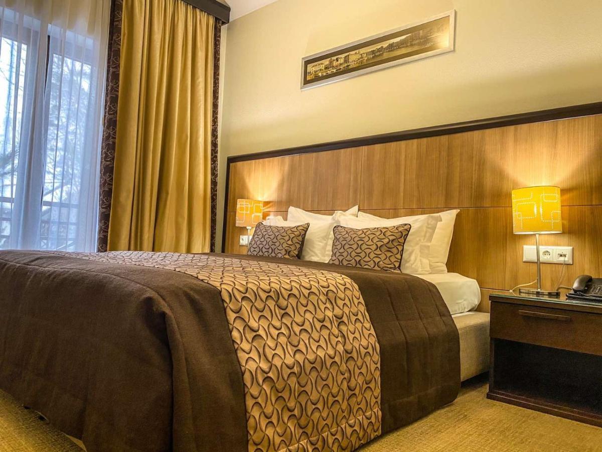 Park-Hotel Kidev Чубинское Экстерьер фото