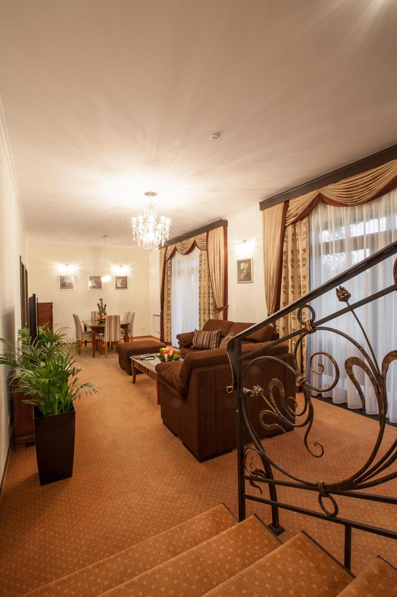Park-Hotel Kidev Чубинское Экстерьер фото
